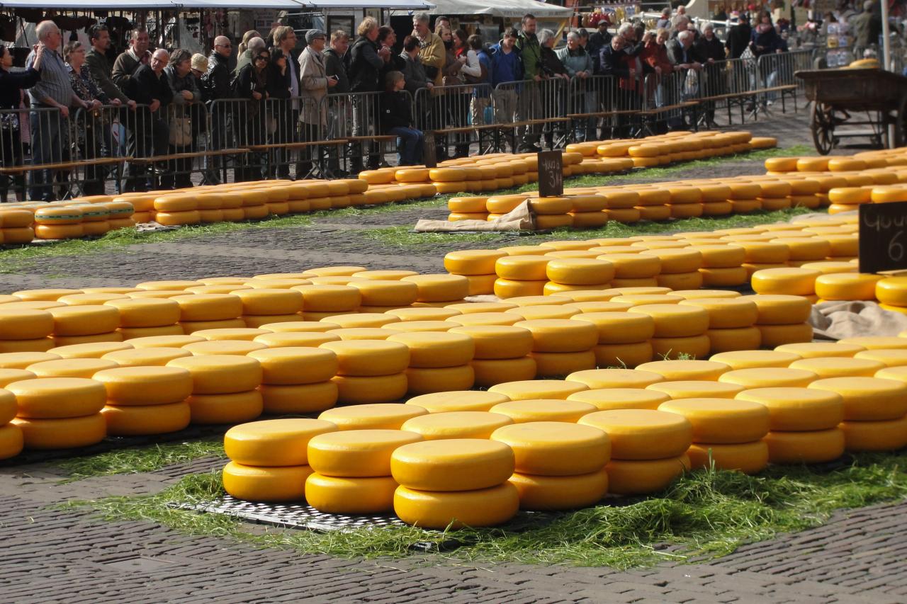 07-Les roues de fromage attendent les amateurs