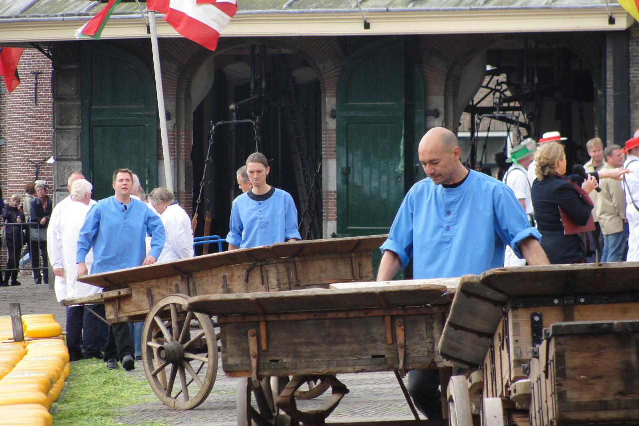 15-Les hommes en bleu apportent les roues de fromage